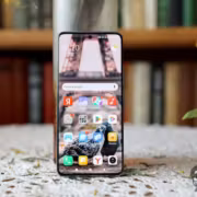 Смартфон Xiaomi Redmi Note 12 на столе у книги