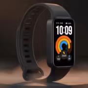 Xiaomi Smart Band 11 Active на руку в темной среде