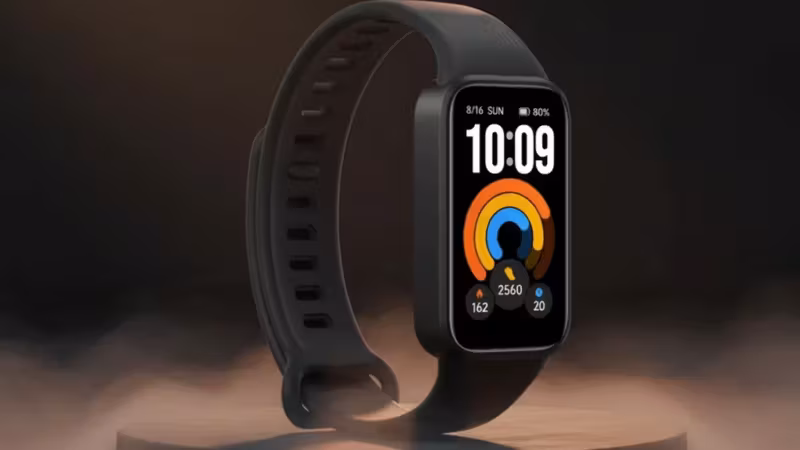 Xiaomi Smart Band 11 Active на руку в темной среде