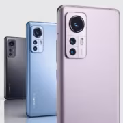 Три современных смартфона Xiaomi 11 частично видны на тёмном фоне