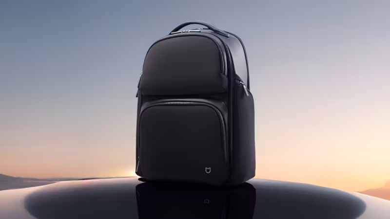 чёрный рюкзак Xiaomi Mijia на поверхности