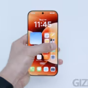 Xiaomi выпустила июльский патч для 58 устройств, включая Redmi и POCO 6 Смартфон Xiaomi на руке с заблокированным экраном