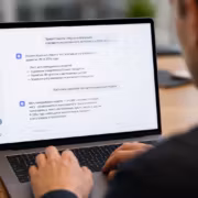 Человек использует ноутбук с чат-ботом Yandex AI Studio