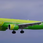 самолет S7 Airlines в зеленой окраске во время полета
