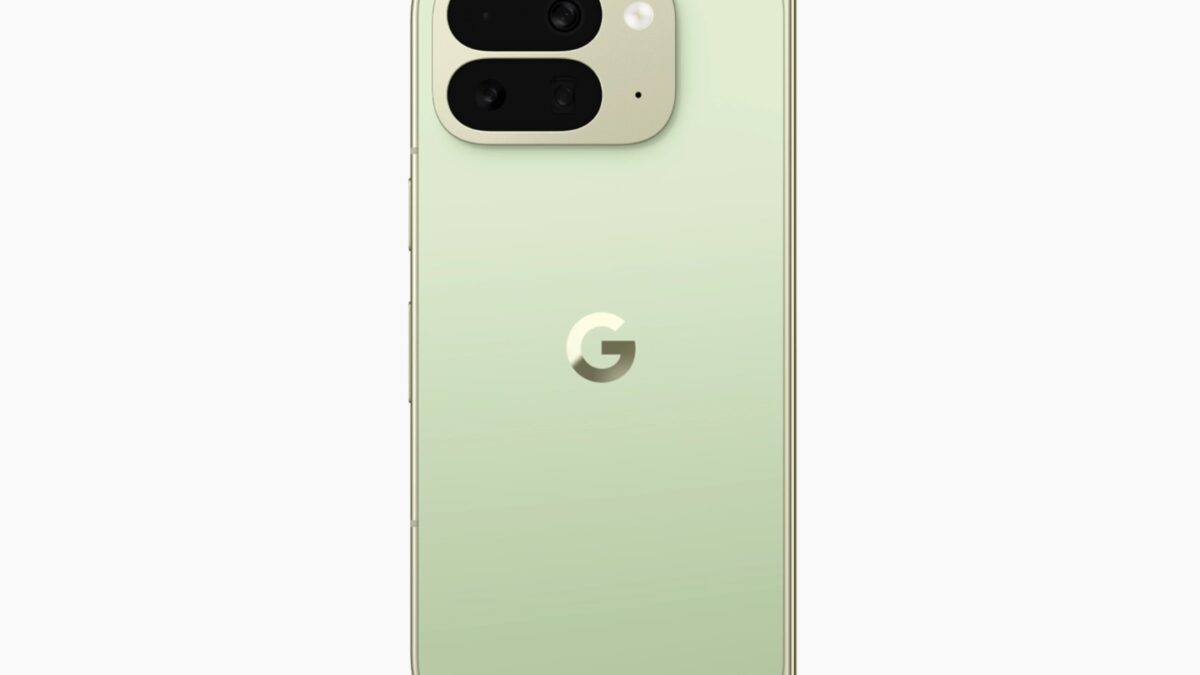 Зелёный складной Pixel 11 Pro Fold с камерой и логотипом