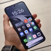 Зумеры в США судят по обоям. Стандартный экран бесит 12% 4 Смартфон Xiaomi с домашним экраном и яркими значками