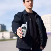 Звонки выросли на 65%: россияне возвращаются к SMS на фоне сбоев интернета 4 Молодой человек держит мобильный телефон Samsung в руке
