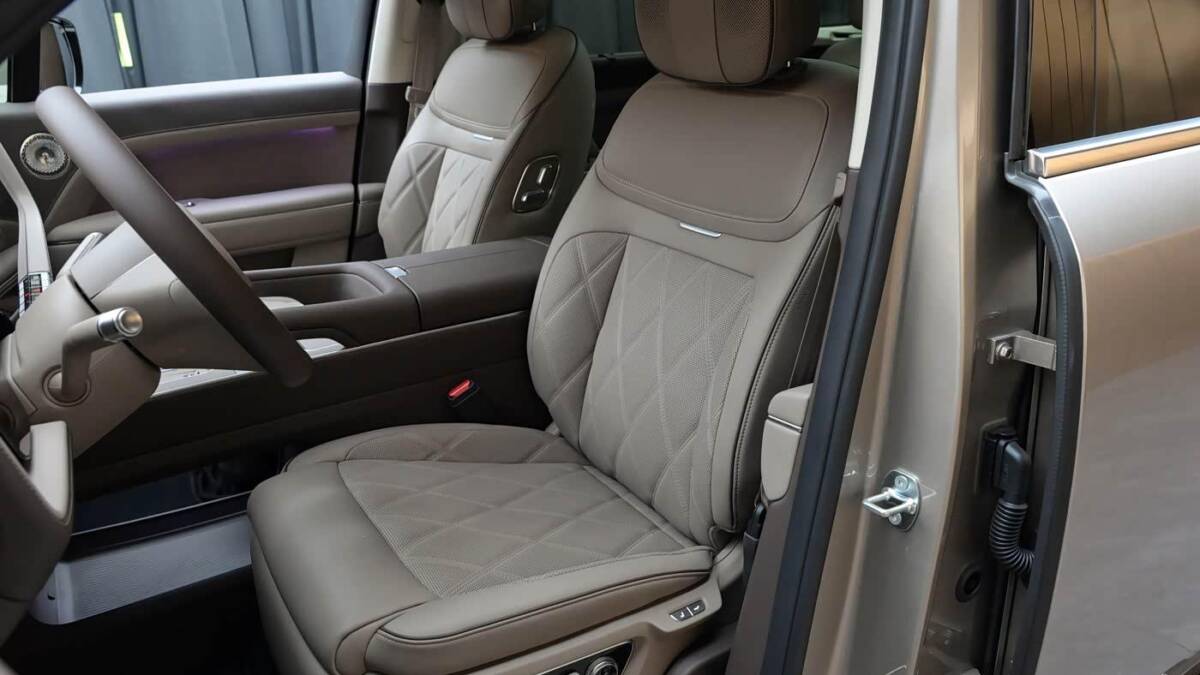 Передние сиденья автомобиля Stelato G9 с бежевой кожаной обивкой