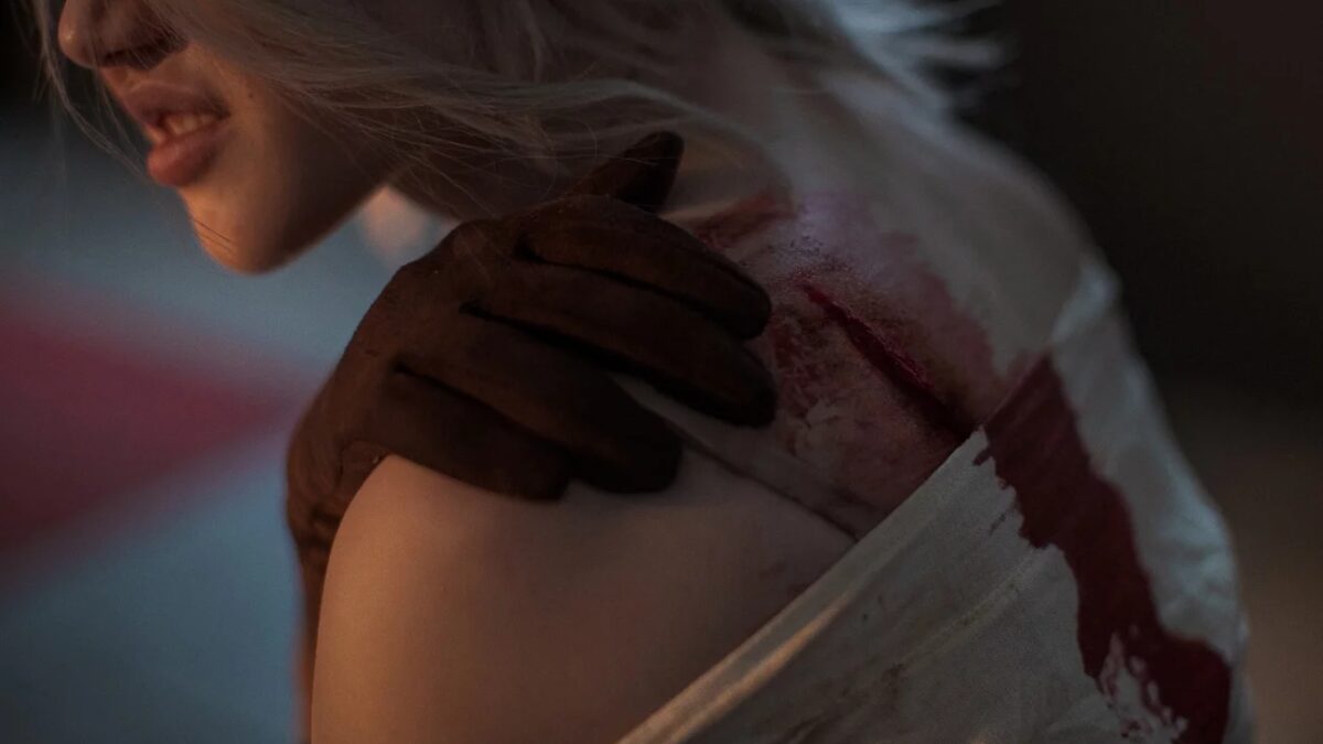 Косплей Цири и банщицы из The Witcher 3, изображены в ванной