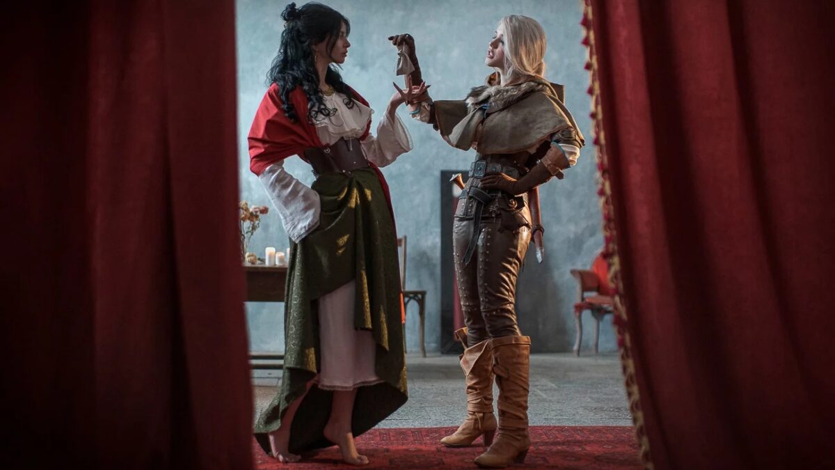 Две женщины в костюмах из The Witcher 3 с продемонстрированием косплея
