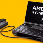 GPD WIN Max 3 с отсоединяемым аккумулятором на жёлтом фоне