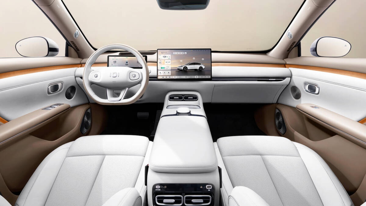 Интерьер электромобиля Changan Qiyuan A06, приборная панель и сенсорные дисплеи