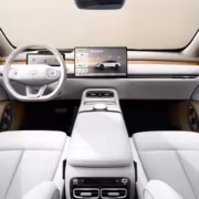 Интерьер электромобиля Changan Qiyuan A06, приборная панель и сенсорные дисплеи