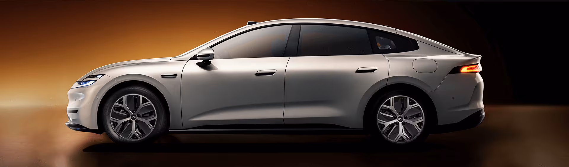 Серый электромобиль Changan Qiyuan A06 сбоку