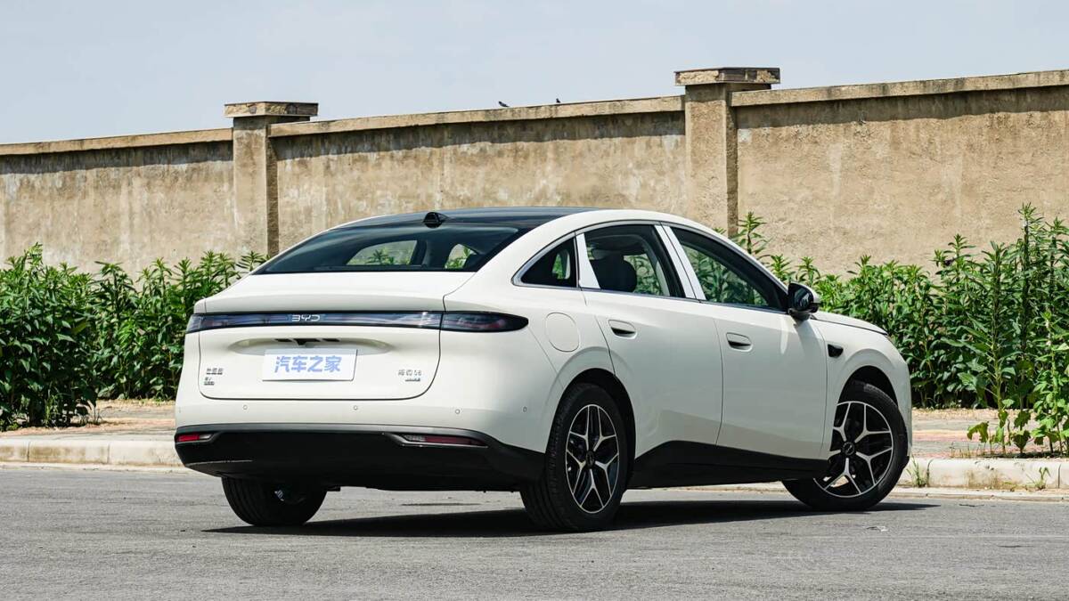 326 л.с. и лидар: BYD показала Seal 06 2027 6 Белый электромобиль BYD Seal 06 2027 на дороге