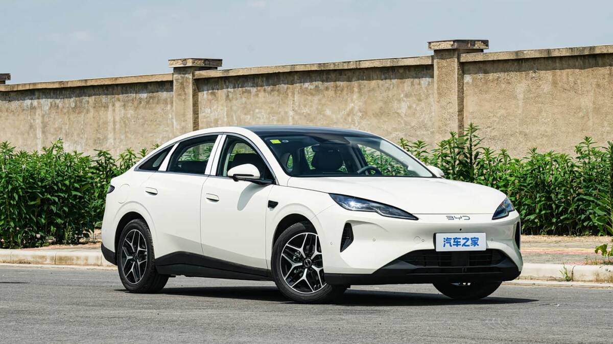 Белый электромобиль BYD Seal 2027 на улице
