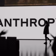 люди и знак антропик в интерьере