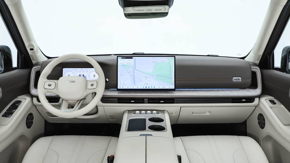 Интерьер салона Haval H10 спереди с большой планшетной навигацией