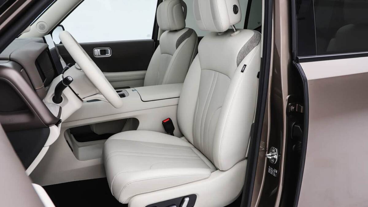 Передние сиденья автомобиля Haval H10 с белой кожей
