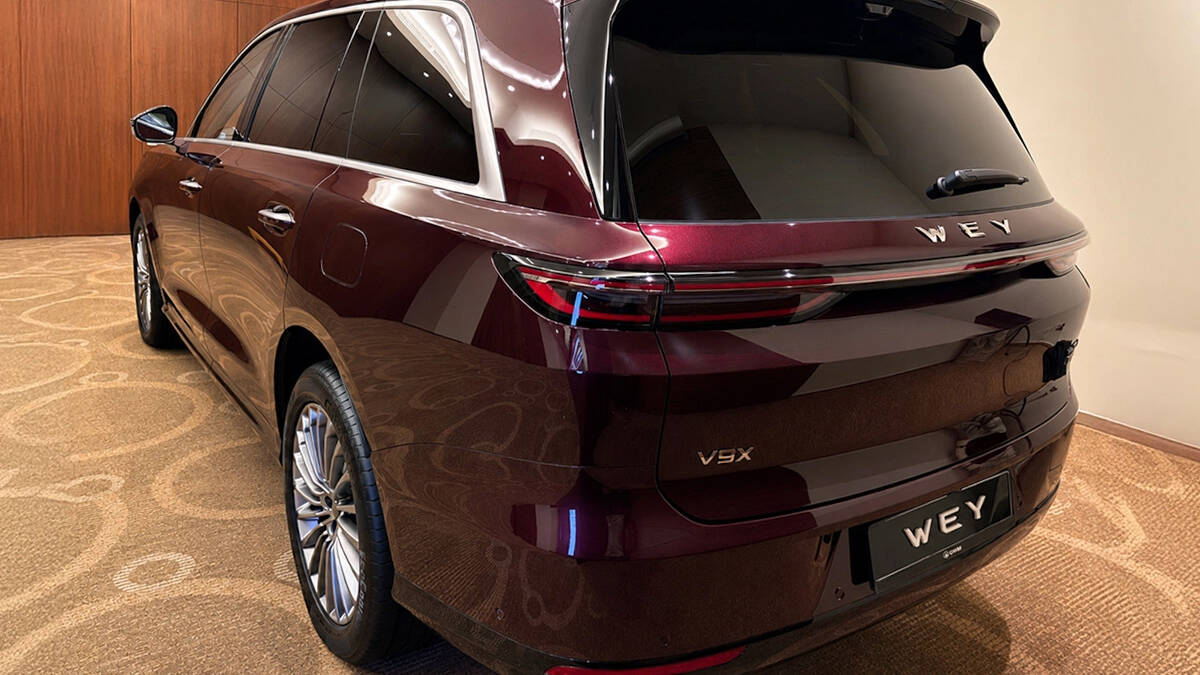 598 л.с., 6 мест и 31 динамик: Wey V9X вышел на рынок России 4 Восточный внедорожник Wey V9X задняя часть с темными стеклами
