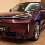 Электромобиль Wey V9X чёрного цвета в салоне