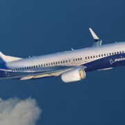 Самолет Boeing 737 и 787 в полёте
