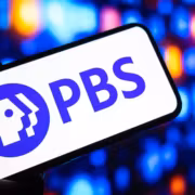 70 лет архива Nine PBS застряли в дата-центре в Денвере 2 смартфон с логотипом PBS на экране Nine PBS архив
