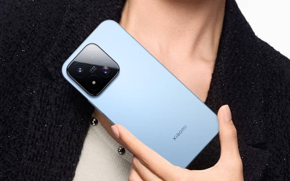 Смартфон Xiaomi с голубым корпусом и крупным квадратно-округлым блоком камер