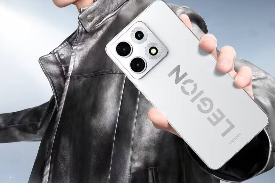 Человек держит смартфон Lenovo Legion с камерой и логотипом
