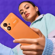 8000 мАч, IP65 и 6 лет обновлений. Poco M8 Power оценили в $265 2 женщина держит смартфон Poco M8 Power крупный план