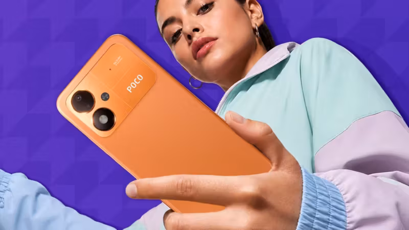 женщина держит смартфон Poco M8 Power крупный план