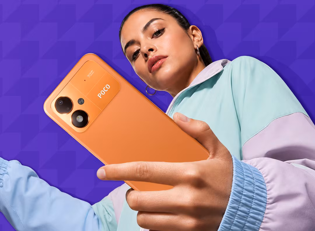 8000 мАч, IP65 и 6 лет обновлений. Poco M8 Power оценили в $265 4 женщина держит смартфон Poco M8 Power крупный план