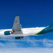 Самолет Airbus A321LR Aer Lingus Starlink в полёте над облаками