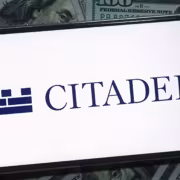 AI-голосом атаковали Citadel и Two Sigma в новой волне vishing 1 Карта Citadel и два изображения долларов США