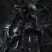 Хищный ксеноморф из Aliens Fireteam Elite сидит в темной комнате