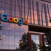 Здание Google в городе с закатом на фоне