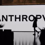Anthropic’s Mythos AI breached почти все системы NSA за часы, заявили в Сенате 1 Фон с крупной надписью Anthropic Mythos AI и силуэты людей