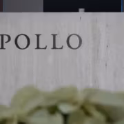 Бетонная стена с надписью Apollo