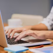 Apple готовит копирование между iPhone и Windows PC без лишних шагов 1 человек печатает на MacBook и iPhone рядом