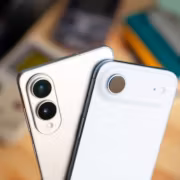 Apple и Amazon получили тарифные выплаты, но гаджеты дешевле не станут 2 Две смартфоны Apple с тройной камерой и кнопкой питания
