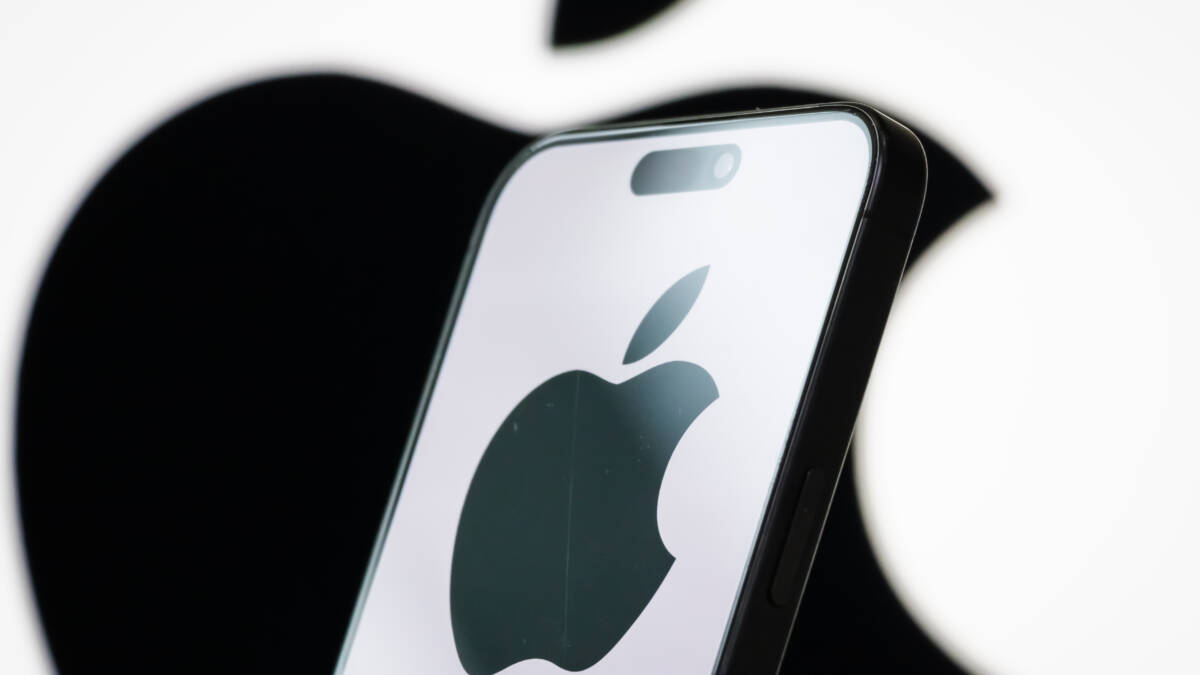 Айфон с логотипом Apple на экране