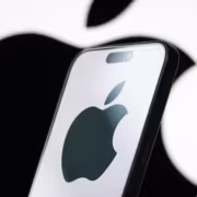 Айфон с логотипом Apple на экране