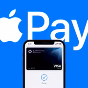 Apple Pay получит 4 новые функции и начнёт работать в Walmart 1 логотип Apple Pay на синем фоне, iPhone и карта Visa Sapphire Reserve