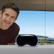 Смарт-очки Apple Vision Pro и человек рядом