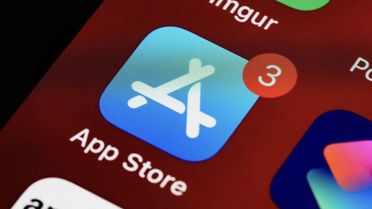 Экран iPhone с уведомлением о App Store и росте выручки