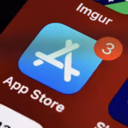 Экран iPhone с уведомлением о App Store и росте выручки