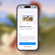 Телефон iPhone с приложением Wallet отображает лицензию водителя Вирджинии
