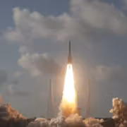 Ракета Ariane 6 с метеоспутником MTG-I2 запускается в небо