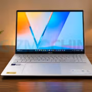 Ноутбук Asus Vivobook S16 сияет на столе в комнате