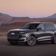 Кузов Audi Q9 на фоне пустынных горных пейзажей